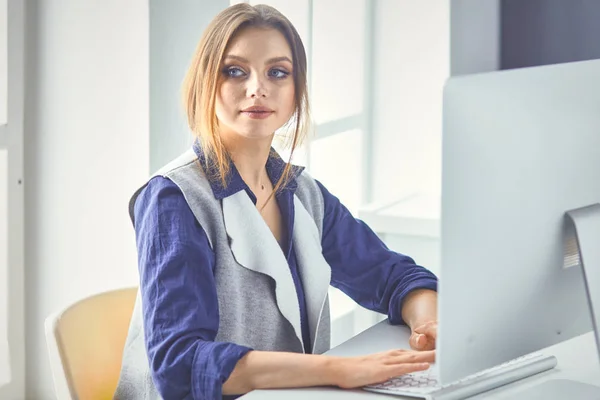 Konzentriert aufmerksame Frau mit Kopfhörern sitzt am Schreibtisch mit Laptop, — Stockfoto