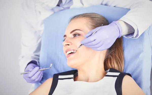 Menina bonita na cadeira dental no exame no de — Fotografia de Stock