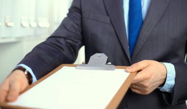 Dosya klasörleri, arka planda raflarda duran