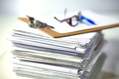 dosya yığını, beyaz arka plan ile dosya klasörü