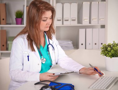 Dosya klasörleri, arka planda raflarda duran