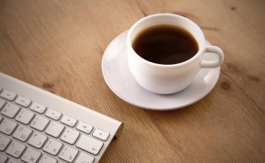 Ofis Masaları boş not defteri ve dizüstü bilgisayar ile
