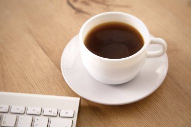 Ofis Masaları boş not defteri ve dizüstü bilgisayar ile