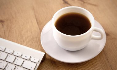 Ofis Masaları boş not defteri ve dizüstü bilgisayar ile