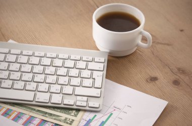 Ofis Masaları boş not defteri ve dizüstü bilgisayar ile