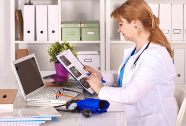 Dosya klasörleri, arka planda raflarda duran