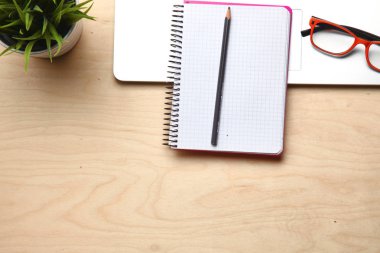 Defter, kalem, gözlük ve kaktüs ile ofis masası