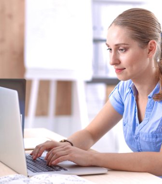 Klavyede yazan kadın ofis çalışanı