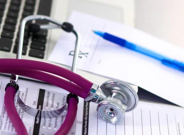 Beyaz ahşap bir masa üstünde a laptop yanında sağlık stetoskop — Stok fotoğraf