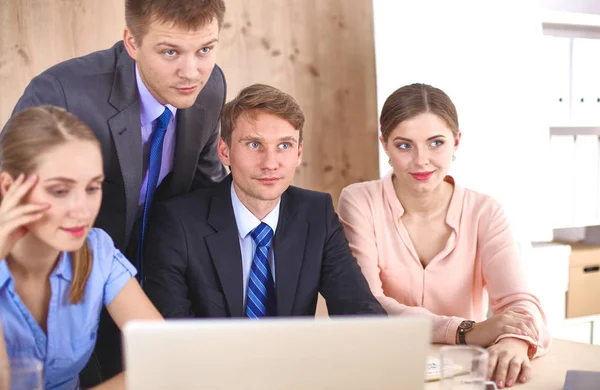 Reunião de negócios - gerente discutindo o trabalho com seus colegas — Fotografia de Stock