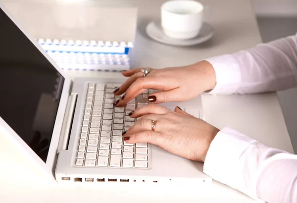 Młoda kobieta działa na laptopie w biurze — Zdjęcie stockowe