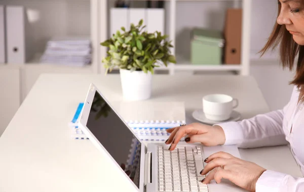 Businesswoman muda bekerja pada laptop di kantor — Stok Foto