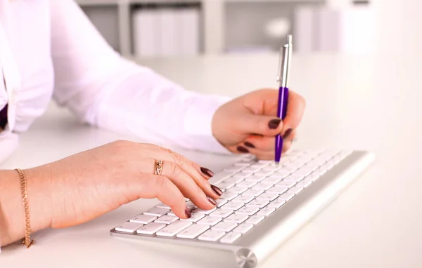 Young businesswoman working on a laptop in office — Stock Photo, Image