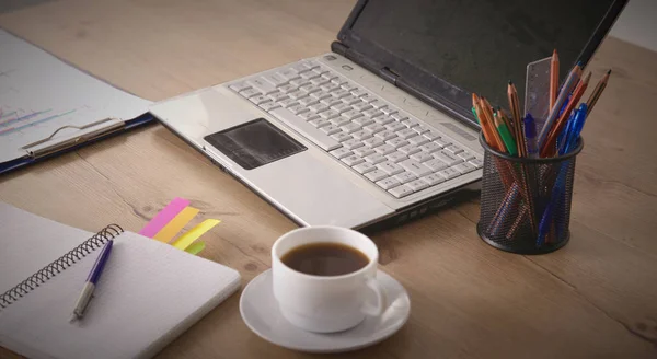 Irodai asztal üres jegyzettömböt és laptop — Stock Fotó