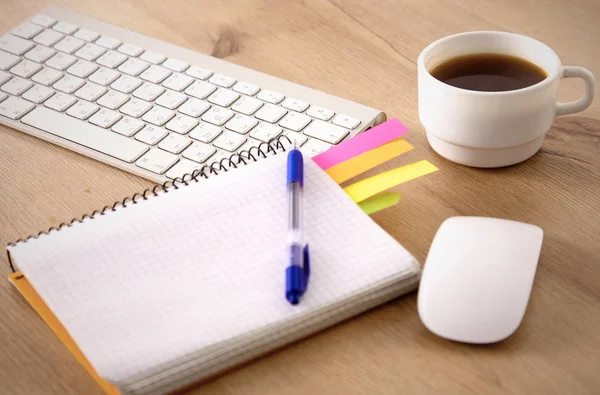 空白のメモ帳とノート パソコンでオフィスのテーブル — ストック写真