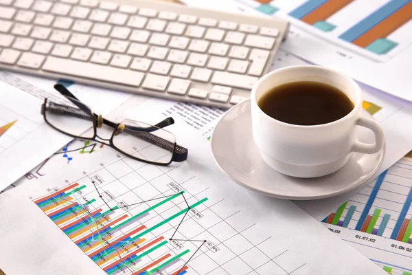 Bürotisch mit leerem Notizblock und Laptop — Stockfoto