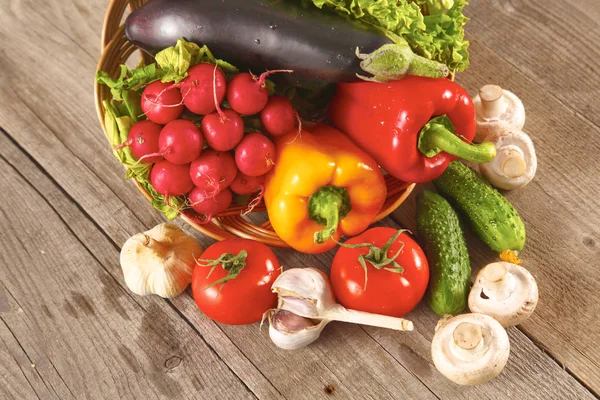 Des légumes. Légumes bio frais dans un panier. Sur la nature Backg — Photo