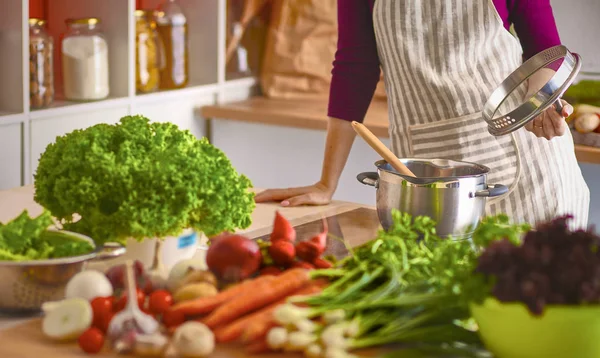 Giovane donna che cucina in cucina. Cibo sano — Foto Stock