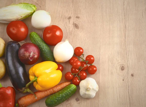 Pile de légumes bio sur une table en bois — Photo