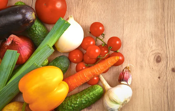 Composición con surtido de verduras orgánicas crudas mesa de madera — Foto de Stock