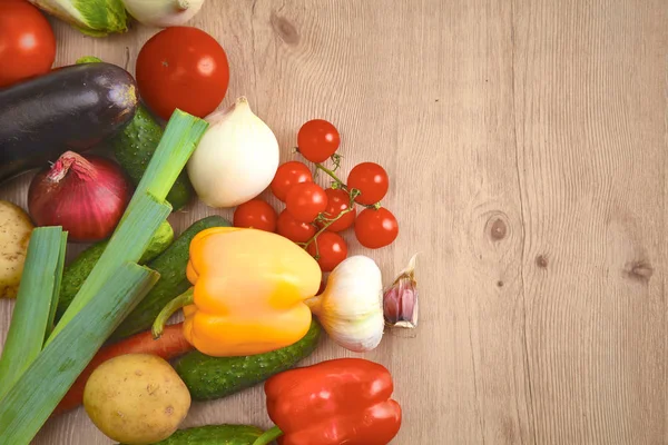 Pile de légumes bio sur une table en bois — Photo