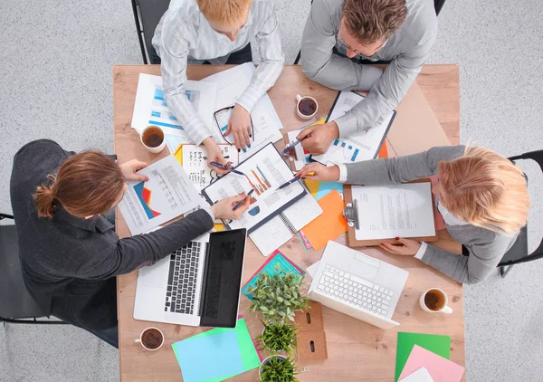 Reunión de negocios - Gerente discutiendo el trabajo con sus colegas — Foto de Stock