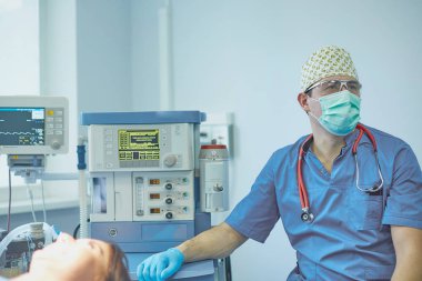 T sırasında ameliyat masasında hasta çevreleyen birkaç doktor