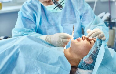 T sırasında ameliyat masasında hasta çevreleyen birkaç doktor