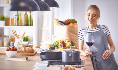 güzel bir kadın mutfakta şarap kırmızı içme