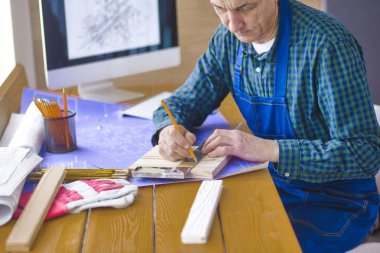 Dizüstü bilgisayarda çalışan ve Proje çizimi mühendis marangoz