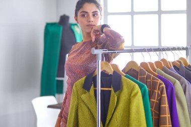 Pano raf tasarımı ile yakın tutan güzel genç stilist