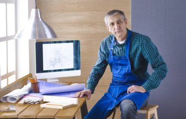 Dizüstü bilgisayarda çalışan ve Proje çizimi mühendis marangoz