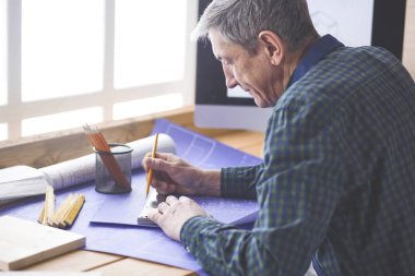 Dizüstü bilgisayarda çalışan ve Proje çizimi mühendis marangoz