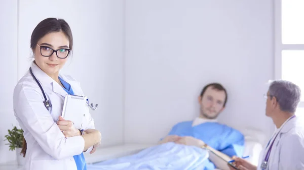 Médecin vérifiant le rythme cardiaque du patient au lit avec stéthoscope — Photo