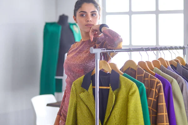 Pano raf tasarımı ile yakın tutan güzel genç stilist