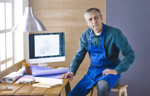 Dizüstü bilgisayarda çalışan ve Proje çizimi mühendis marangoz