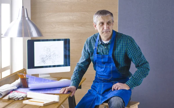 Dizüstü bilgisayarda çalışan ve Proje çizimi mühendis marangoz