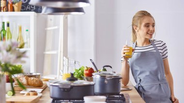 Bir bardak portakal jui mutfakta masada kız