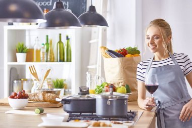 güzel bir kadın mutfakta şarap kırmızı içme