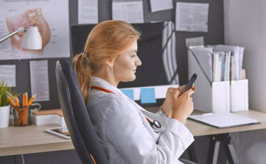 ofiste ki hastalar arasında kadın doktor fo konuşuyor