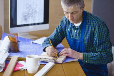 Dizüstü bilgisayarda çalışan ve Proje çizimi mühendis marangoz