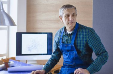 Dizüstü bilgisayarda çalışan ve Proje çizimi mühendis marangoz