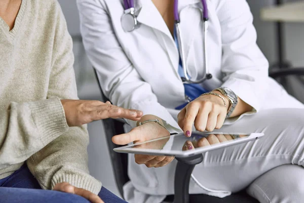 Dokter perempuan berbicara dengan pasien pada tablet — Stok Foto