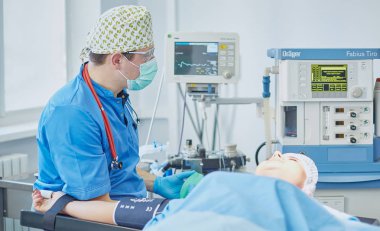 T sırasında ameliyat masasında hasta çevreleyen birkaç doktor