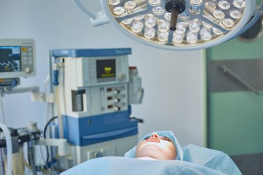 T sırasında ameliyat masasında hasta çevreleyen birkaç doktor