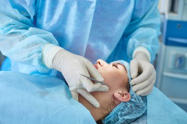 T sırasında ameliyat masasında hasta çevreleyen birkaç doktor