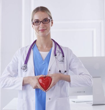 Kalp tutan stetoskoplu doktor, beyaz backgr izole
