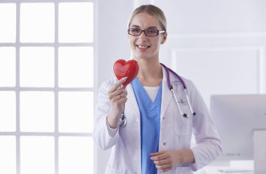 Kalp tutan stetoskoplu doktor, beyaz backgr izole