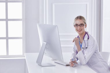 Ofiste kulaklık mutlu gülümseyen genç doktor Portresi