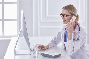 Ofiste kulaklık mutlu gülümseyen genç doktor Portresi